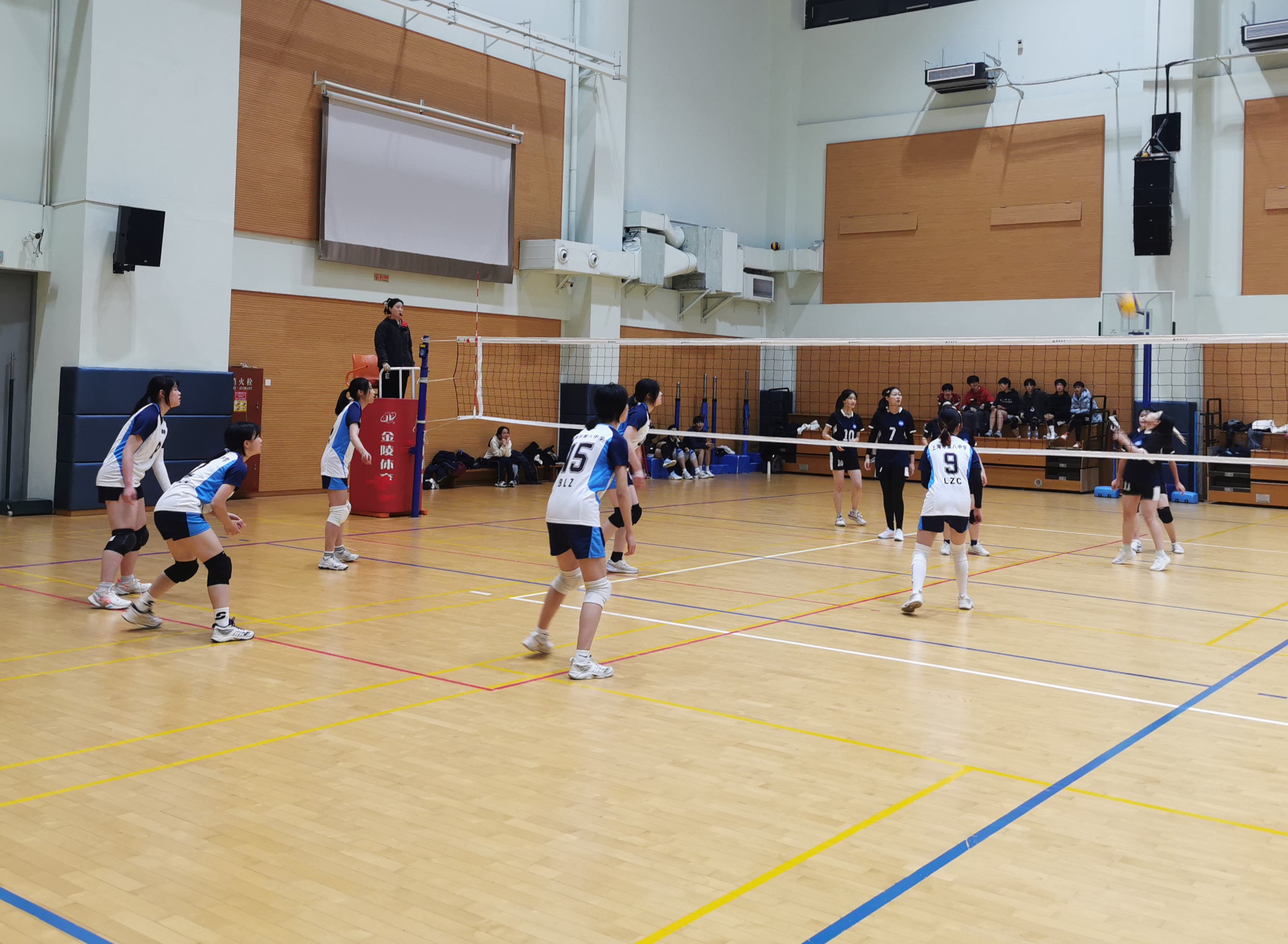 灵活操作:排球比赛选手默契配合 灵活操作:排球比赛选手默契配合