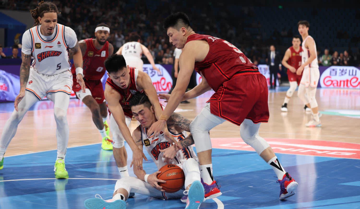 雷火电竞入驻-广州队力克北京队，浓眉哥统治全场